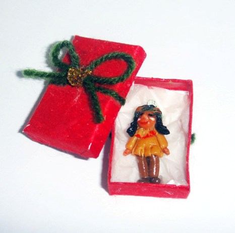 Игрушка в коробке Индеец