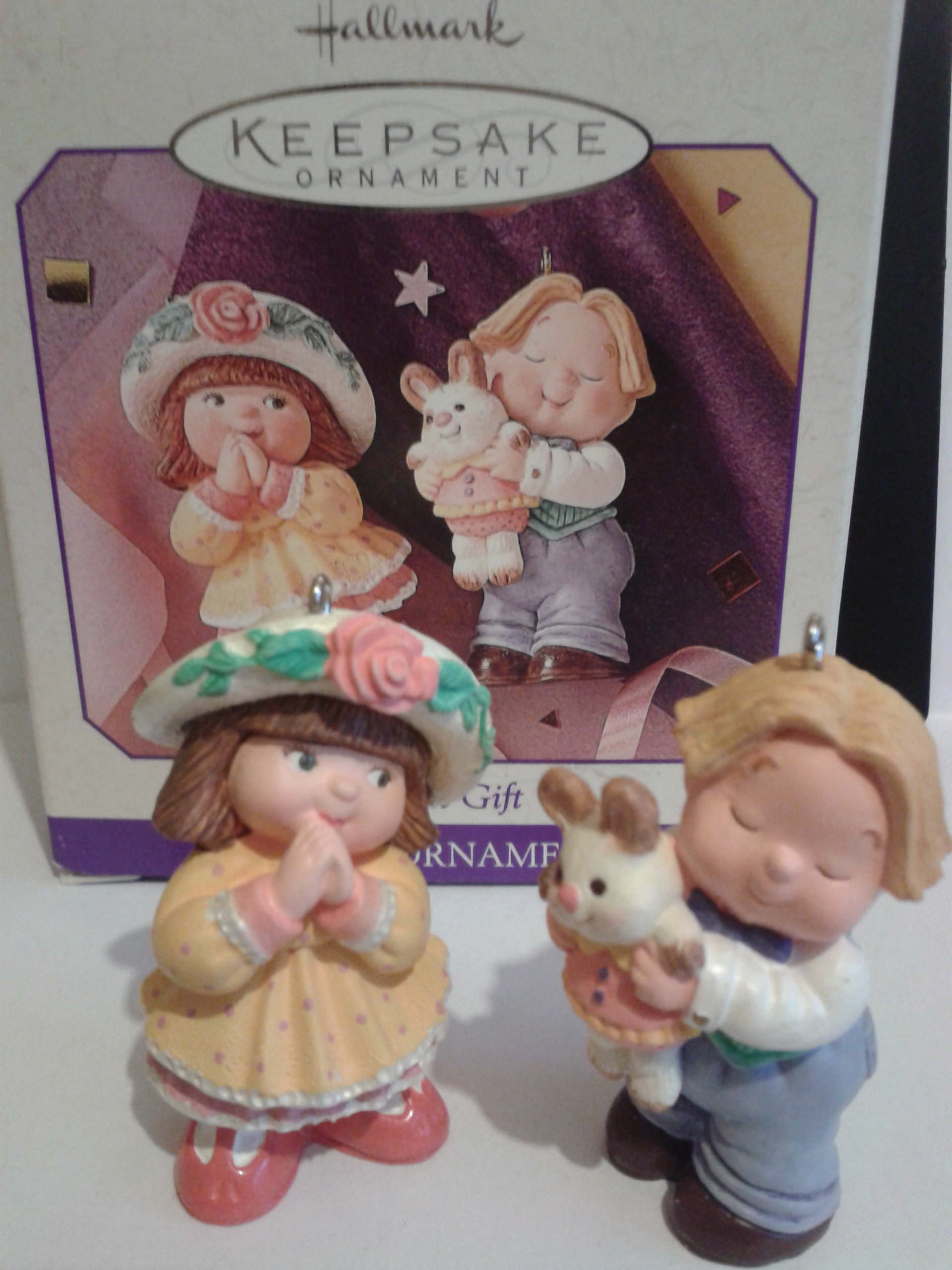 Статуэтка/фигурка/елочная игрушка "Зайчик в подарок"