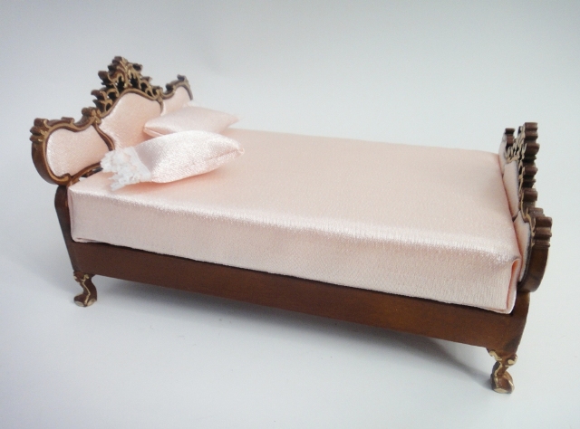 Кукольная миниатюра Кровать резная