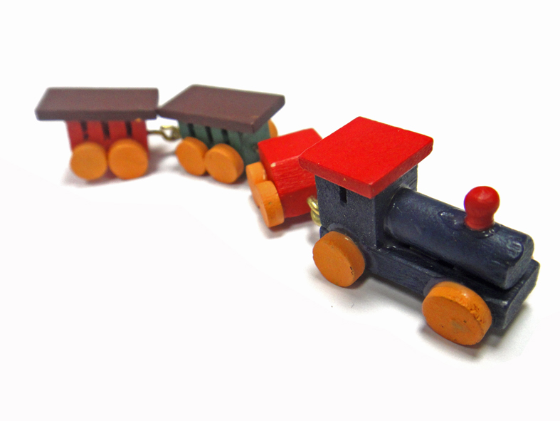 Игрушечный паровозик с вагончиками