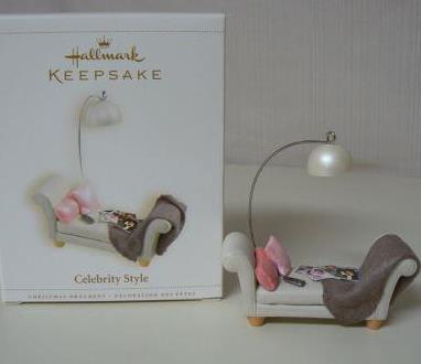 Елочное украшение Софа с торшером и журналами