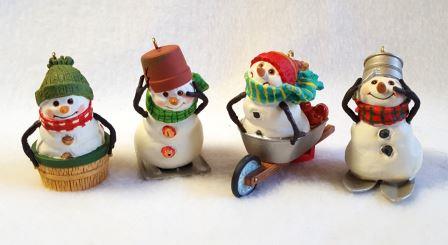Набор новогодних игрушек "Снеговики. Гонки по улице"