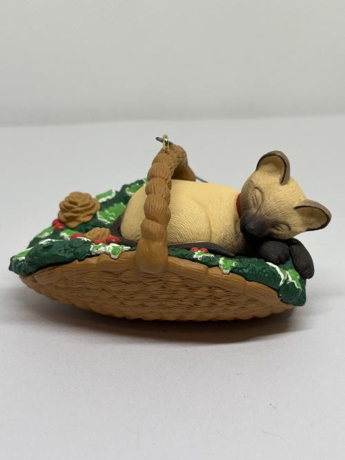 Елочная игрушка Кошка Сиамская в корзинке, винтаж, 96 г.