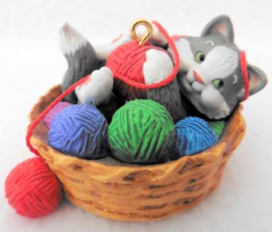 Статуэтка/фигурка/елочная игрушка Кошка с клубками