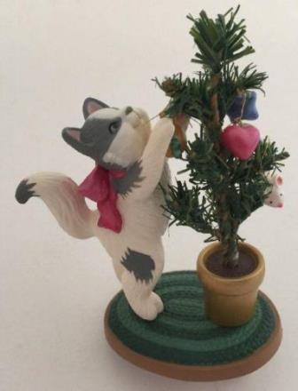 Статуэтка/фигурка/елочная игрушка Кошка наряжает елку