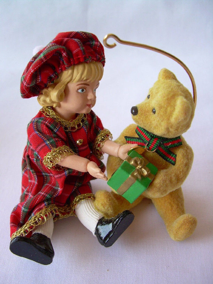 Миниатюрная композиция Куколка и Мишка Тедди с подарком 94г. Винтаж