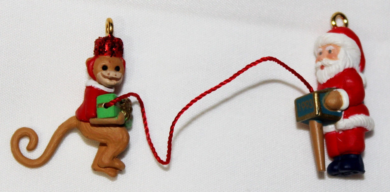 Винтажная миниатюрная елочная игрушка Санта с шарманкой и обезьянкой 93г.