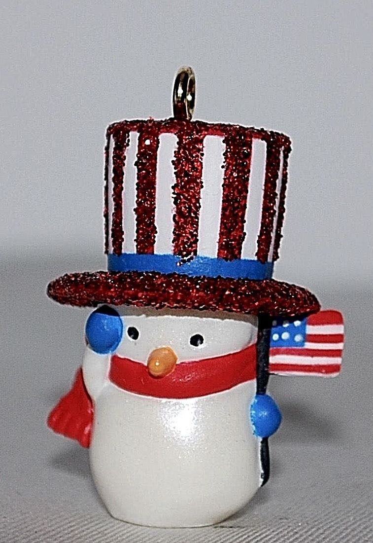 Миниатюрная елочная игрушка Снеговик американец