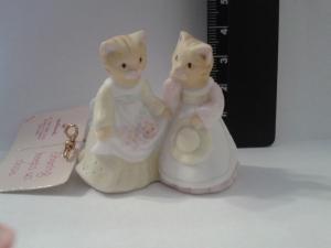 Фарфоровая Миниатюрная статуэтка Кошки со шляпкой и цветами винтаж 88г.