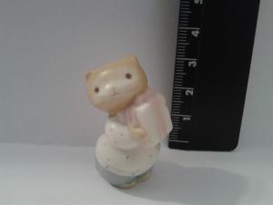 Винтажная миниатюра Котенок с подарком фарфоровый 88г.