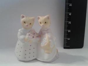 Фарфоровая Миниатюрная статуэтка Кошки с цветами винтаж 88г.