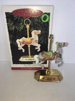 Статуэтка Фарфоровая Лошадка-Карусель на подставке, с херувимом 95г.