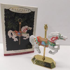 Статуэтка Фарфоровая Лошадка-карусель на подставке, с колокольчиками 93г.