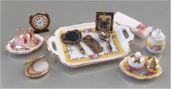 На косметическом столике