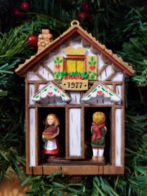 Винтажная елочная игрушка Немецкий дом с вращающимися Гензель и Гретель. 77 год.