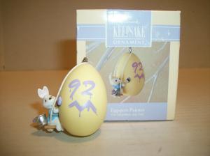 Пасхальная фигурка Зайка раскрашивает яйцо 92г. Винтаж