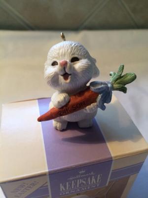 Пасхальная винтажная фигурка Зайка с морковкой 90г.