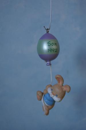Пасхальная фигурка Зайка на воздушном шаре в голубом 92г. Винтаж