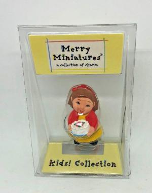 Миниатюрная фигурка девочка с тортом