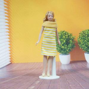 Кукольная миниатюра Девушка в желтом