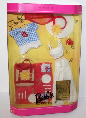 Набор одежды и аксессуаров для куклы Барби 96г.
