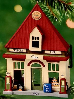 Елочное украшение Дом с интерьером "Заправка" 01г.