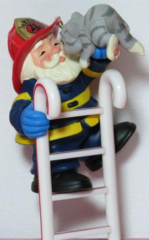 Елочное украшение Санта-Пожарник спасает котенка 04г.