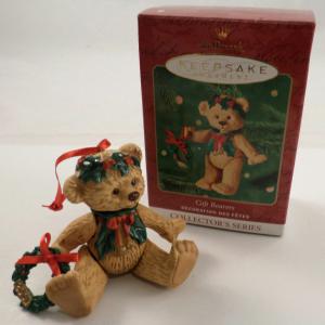 Фигурка Мишка Тедди (бежевый) с венком, фарфор, 01 г.