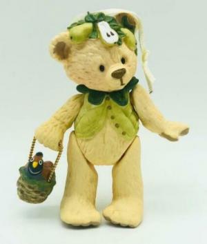 Фигурка Мишка Тедди (белый) с грушами. Фарфор 05г.