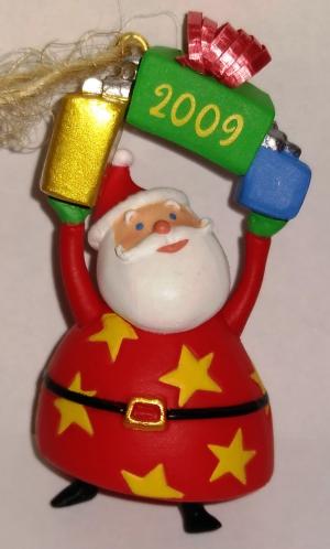 Миниатюра кукольная Веселый Санта 02г.