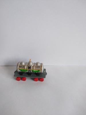 Миниатюра кукольная Вагончик с молоком 95г.