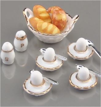 Хлеб и вареные яйца