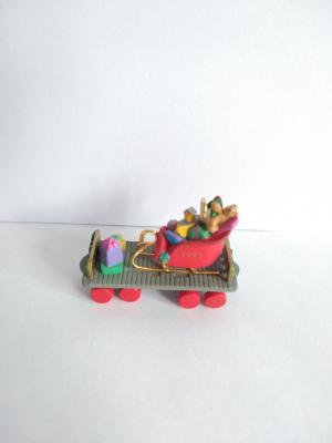 Миниатюра кукольная Платформа с санками Санта Клауса 93г. Винтаж