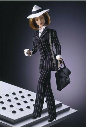 Кукла Барби в деловом костюме, с набором одежды и аксессуаров,  97 г.