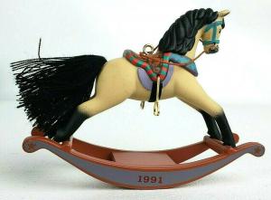 Миниатюра кукольная Лошадка-качалка белая с черной гривой, 91г. Винтаж