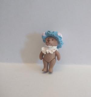 Миниатюра кукольная Мишка Тедди в шляпке с перьями, 00г. 