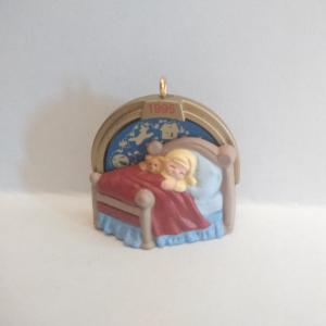 Миниатюра в набор для собирания, Ночь перед рождеством, Малышка в кроватке, 95г. 