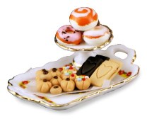 Поднос и ваза со сладостями