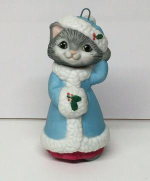Винтажная фарфоровая статуэтка Рождественская кошка в пальто, 90 г.