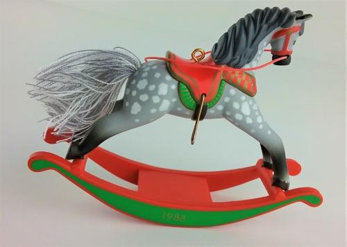 Миниатюра кукольная Лошадка-качалка серая в яблоко, 88 г.