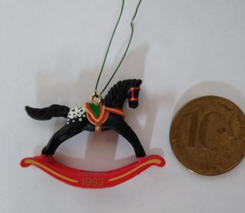 Кукольная миниатюра лошадка качалка черная с белым