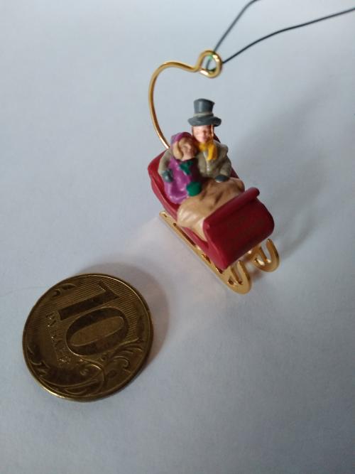 Игрушка на маленькую елочку Пара в санях