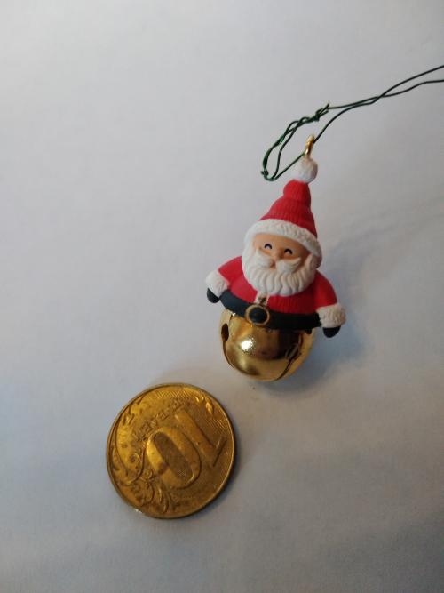 Игрушка на маленькую елочку Санта-бубенчик