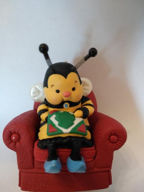 Игрушка на елку пчелка за работой