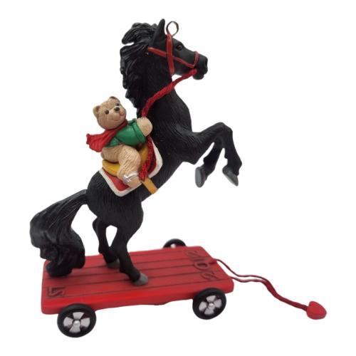 Миниатюра кукольная Мишка Тедди на вороном коне, 12 г.