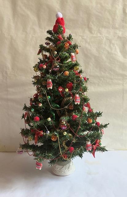 Кукольная елка декорированная, красная, 42 см.