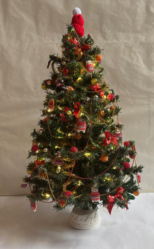 Кукольная елка декорированная, красная, 42 см.