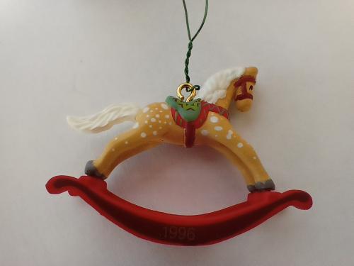 Кукольная миниатюра лошадка-качалка песочная в яблоко, 96 г.
