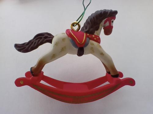 Кукольная миниатюра лошадка-качалка белая в яблоко с черной гривой, 01 г.