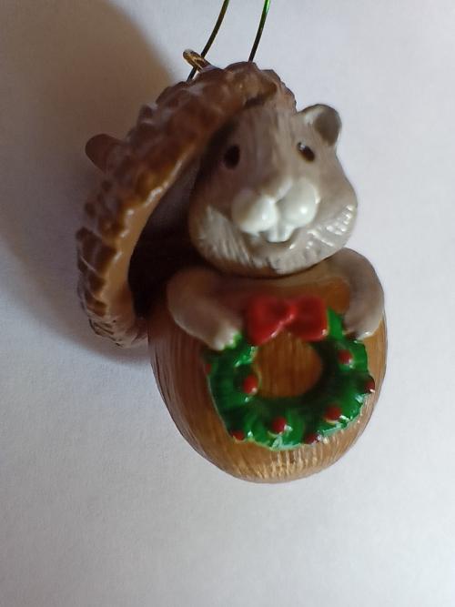 Миниатюра бельчонок в желуде